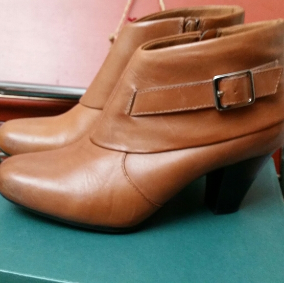 Clarks Shoes - Clarks Bendable Ankle Boots 8 1/2 M Tan Ruby Bet